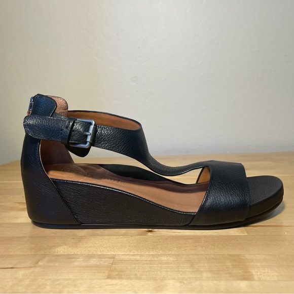 Gentle Souls by Kenneth Cole Women's Gisele Leather Platform Wedge Sandals - Picture 1 of 14